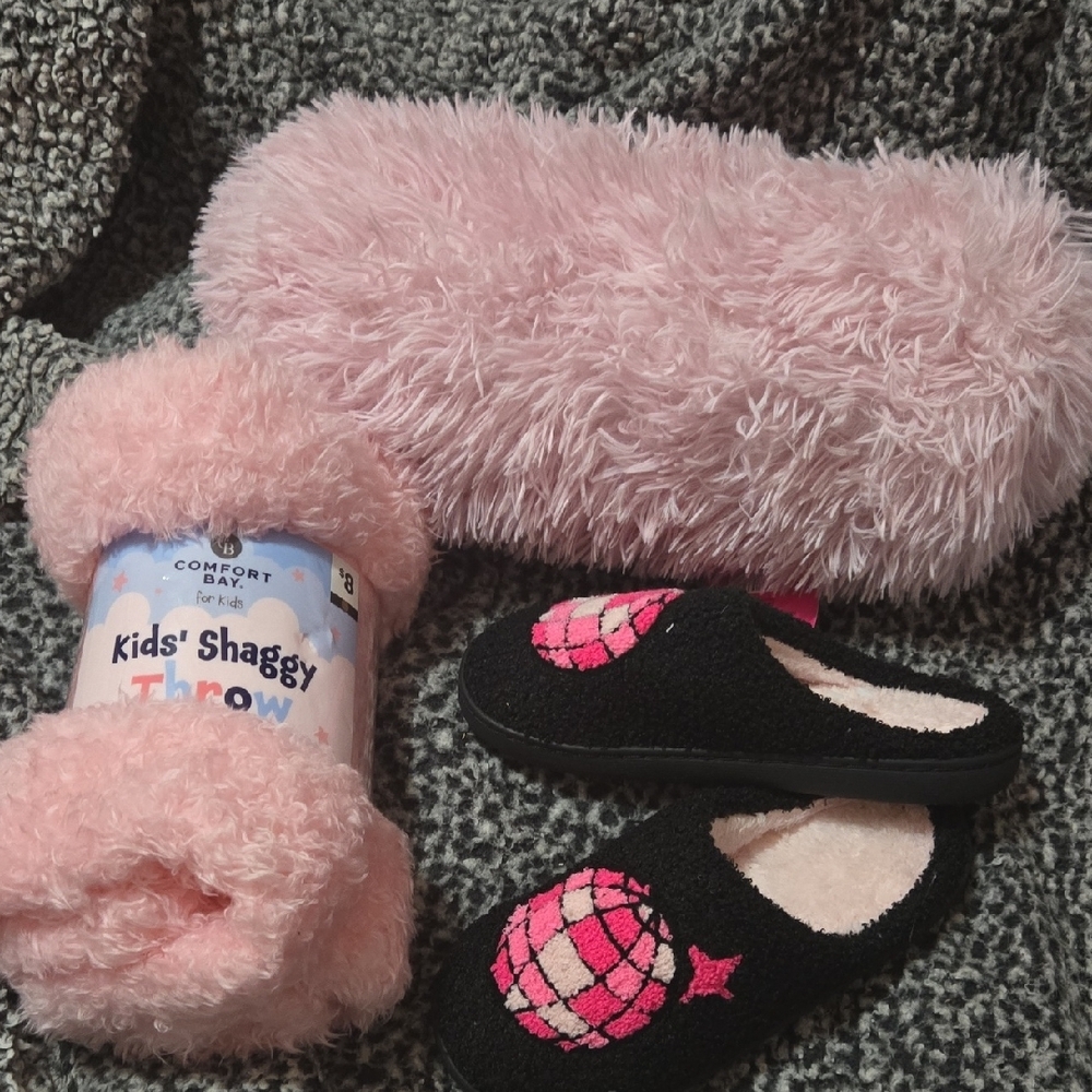 Comfort Bay Kids Shaggy Throw and Slippers Set - Pink and Black